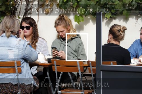 Amsterdam 17 oktober 2018
Romee Strijd en haar man Laurens v leeuwen op terras in amsterdam en bij hun appartement dat ze afgelopen zomer gekocht hebben.