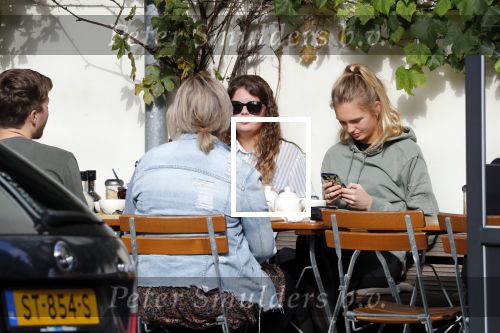 Amsterdam 17 oktober 2018
Romee Strijd en haar man Laurens v leeuwen op terras in amsterdam en bij hun appartement dat ze afgelopen zomer gekocht hebben.
