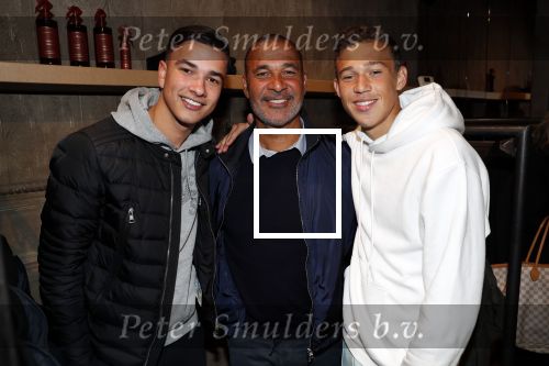 Amsterdam 8 oktober 2018
Presentatie jassenlijn Duno bij 1 op de cornelis schuytstraat. Ruud Gullit bkrijgt eerste jas. Maxim Joelle Gullit en Nigel ( zoon Karin de Rooij)