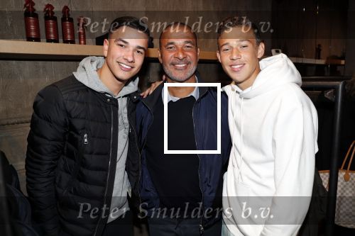 Amsterdam 8 oktober 2018
Presentatie jassenlijn Duno bij 1 op de cornelis schuytstraat. Ruud Gullit bkrijgt eerste jas. Maxim Joelle Gullit en Nigel ( zoon Karin de Rooij)