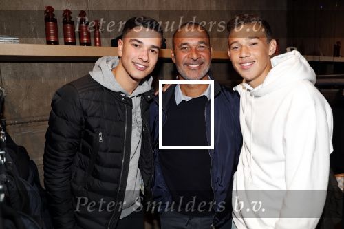 Amsterdam 8 oktober 2018
Presentatie jassenlijn Duno bij 1 op de cornelis schuytstraat. Ruud Gullit bkrijgt eerste jas. Maxim Joelle Gullit en Nigel ( zoon Karin de Rooij)