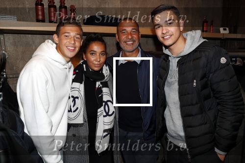 Amsterdam 8 oktober 2018
Presentatie jassenlijn Duno bij 1 op de cornelis schuytstraat. Ruud Gullit bkrijgt eerste jas. Maxim Joelle Gullit en Nigel ( zoon Karin de Rooij)