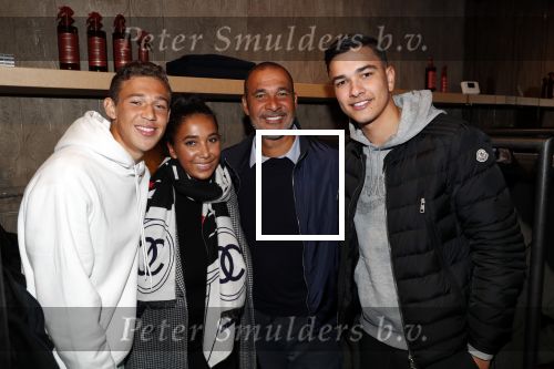 Amsterdam 8 oktober 2018
Presentatie jassenlijn Duno bij 1 op de cornelis schuytstraat. Ruud Gullit bkrijgt eerste jas. Maxim Joelle Gullit en Nigel ( zoon Karin de Rooij)