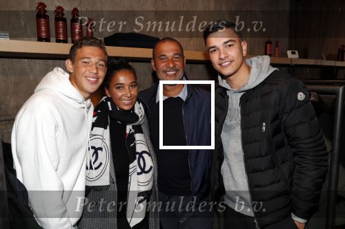 Amsterdam 8 oktober 2018
Presentatie jassenlijn Duno bij 1 op de cornelis schuytstraat. Ruud Gullit bkrijgt eerste jas. Maxim Joelle Gullit en Nigel ( zoon Karin de Rooij)