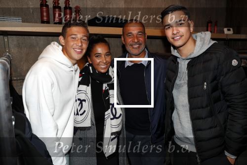 Amsterdam 8 oktober 2018
Presentatie jassenlijn Duno bij 1 op de cornelis schuytstraat. Ruud Gullit bkrijgt eerste jas. Maxim Joelle Gullit en Nigel ( zoon Karin de Rooij)