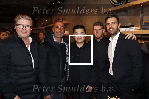 Amsterdam 8 oktober 2018
Presentatie jassenlijn Duno bij 1 op de cornelis schuytstraat. Ruud Gullit bkrijgt eerste jas.