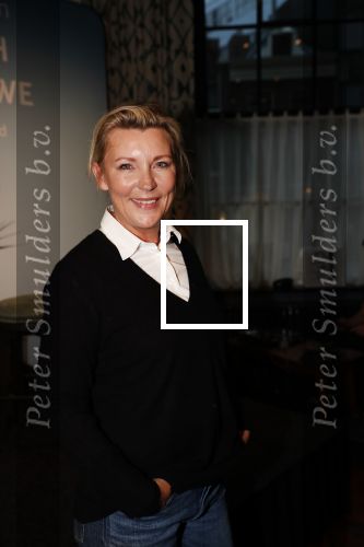 Amsterdam 23 oktober 2018
Boekpresentatie van Antoinette Scheulderman in de soho House . Eva Jinek overhandigt haar het eerste boek. Saskia Noort
