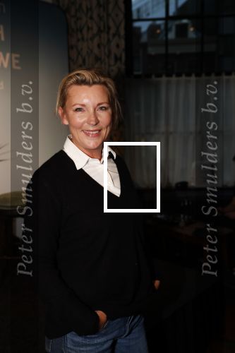 Amsterdam 23 oktober 2018
Boekpresentatie van Antoinette Scheulderman in de soho House . Eva Jinek overhandigt haar het eerste boek. Saskia Noort