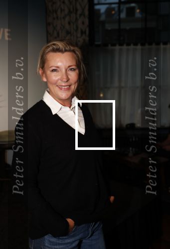 Amsterdam 23 oktober 2018
Boekpresentatie van Antoinette Scheulderman in de soho House . Eva Jinek overhandigt haar het eerste boek. Saskia Noort