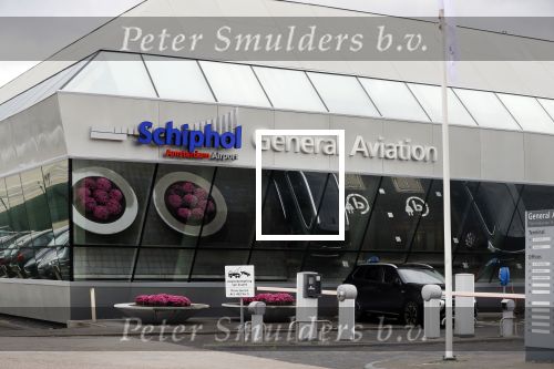 Schiphol Oost 4 oktober 2018
Vrienden van Johnny de Mol en zijn vrouw Anouk vertrekken vanaf schiphol oost met een prive vliegtuig naar Portugal. Aanwezig oa Willek Alberti  , broer Kaj Lerby met gezin Dinand en Lucy Woesthoff John Ewbank en Kelly Weekers Katja Schuurman en Freek v Noordwijk Tony Berk manager Carlijn de Vries met man Nikkie Plessen en Linda de Mol met Jeroen Rietbergen en kinderen Noah en Julian.