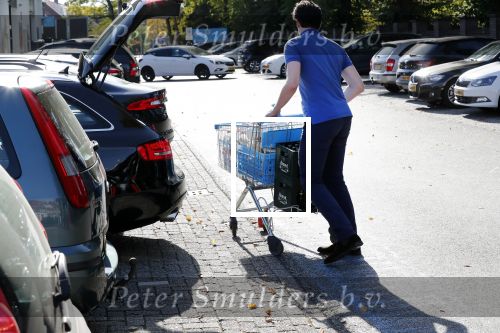 Ubbergen 13 oktober 2018
Sjoerd v Gils de partner van Rob Jetten doet boodschappen.