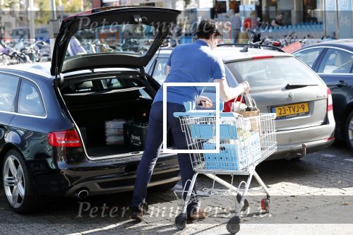 Ubbergen 13 oktober 2018
Sjoerd v Gils de partner van Rob Jetten doet boodschappen.