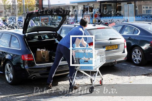 Ubbergen 13 oktober 2018
Sjoerd v Gils de partner van Rob Jetten doet boodschappen.