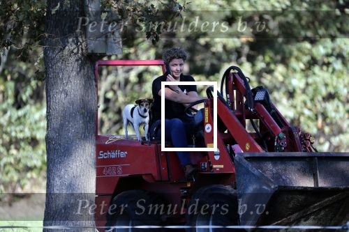 Boekel 10 oktober 2018
Steffi Verhagen aan het werk bij haar boerderij. In beokel zijn momenteel veel wolven waar jacht op wordt gemaakt door jagers.