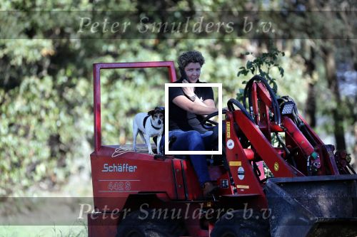 Boekel 10 oktober 2018
Steffi Verhagen aan het werk bij haar boerderij. In beokel zijn momenteel veel wolven waar jacht op wordt gemaakt door jagers.