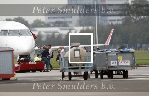 Schiphol Oost 4 oktober 2018
Vrienden van Johnny de Mol en zijn vrouw Anouk vertrekken vanaf schiphol oost met een prive vliegtuig naar Portugal. Aanwezig oa Willek Alberti  , broer Kaj Lerby met gezin Dinand en Lucy Woesthoff John Ewbank en Kelly Weekers Katja Schuurman en Freek v Noordwijk Tony Berk manager Carlijn de Vries met man Nikkie Plessen en Linda de Mol met Jeroen Rietbergen en kinderen Noah en Julian.