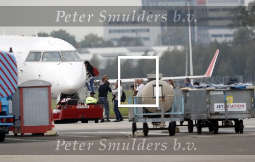 Schiphol Oost 4 oktober 2018
Vrienden van Johnny de Mol en zijn vrouw Anouk vertrekken vanaf schiphol oost met een prive vliegtuig naar Portugal. Aanwezig oa Willek Alberti  , broer Kaj Lerby met gezin Dinand en Lucy Woesthoff John Ewbank en Kelly Weekers Katja Schuurman en Freek v Noordwijk Tony Berk manager Carlijn de Vries met man Nikkie Plessen en Linda de Mol met Jeroen Rietbergen en kinderen Noah en Julian.