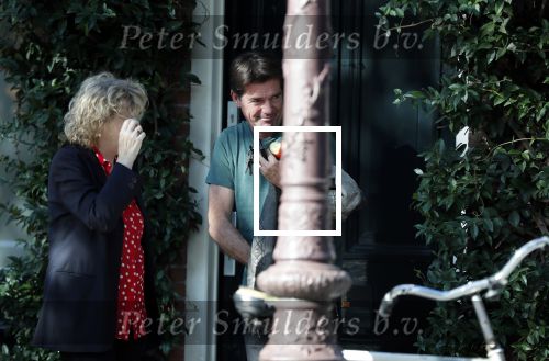 Amsterdam 16 oktober 2018
Twan Huys verlaat zijn huis nadat kort daarvoor ook zijn vrouw vertrokken is.