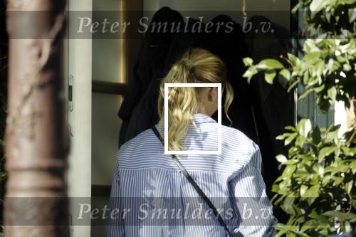 Amsterdam 16 oktober 2018
Cheryl Franks, echtgenote van Twan Huys verlaat haar huis.n