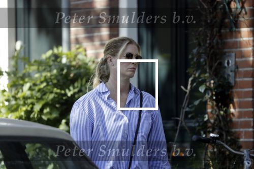 Amsterdam 16 oktober 2018
Cheryl Franks, echtgenote van Twan Huys verlaat haar huis.n