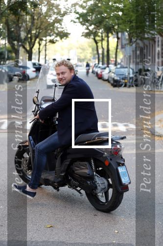 Amsterdam 16 oktober 2018
Wesly Bronkhorst en Tino Martin op de pc hooftstraat. Wesly is op zijn scooter.