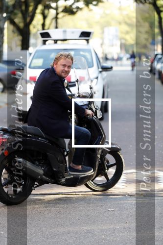 Amsterdam 16 oktober 2018
Wesly Bronkhorst en Tino Martin op de pc hooftstraat. Wesly is op zijn scooter.