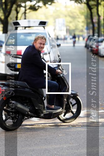 Amsterdam 16 oktober 2018
Wesly Bronkhorst en Tino Martin op de pc hooftstraat. Wesly is op zijn scooter.