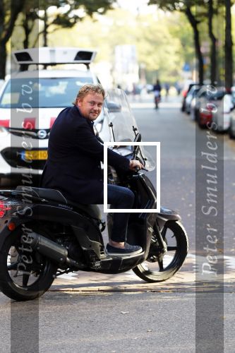 Amsterdam 16 oktober 2018
Wesly Bronkhorst en Tino Martin op de pc hooftstraat. Wesly is op zijn scooter.