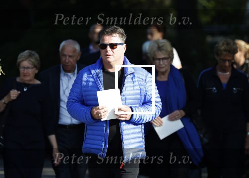 Leusden 4 en 5 oktober 2018
Herdenkingsdienst en crematie van Koos Alberts in crematorium Leusden. Wolter Kroes in zijn cabrio