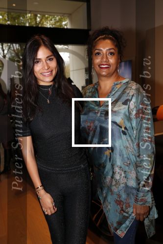 Amsterdam 30 oktober 2018
Boekpresentatie Kelly Weekers. Haar man John Ewbank reikte het eerste boek uit. Yasmin Verheijen met moeder