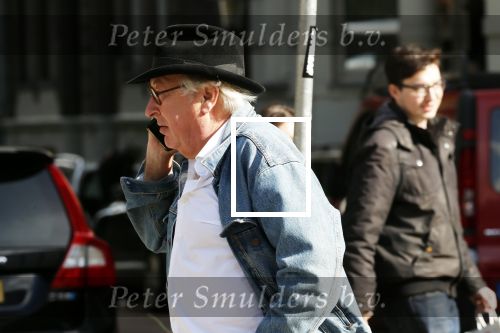 Amsterdam 3 oktober 2018
Youp v t Hek bellend op straat en wachtend op de tram.