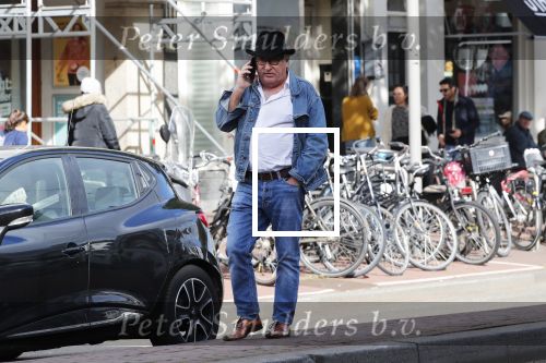Amsterdam 3 oktober 2018
Youp v t Hek bellend op straat en wachtend op de tram.