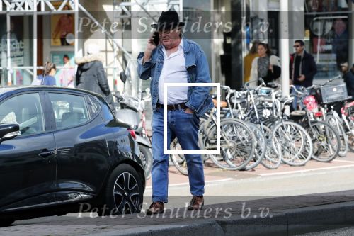 Amsterdam 3 oktober 2018
Youp v t Hek bellend op straat en wachtend op de tram.