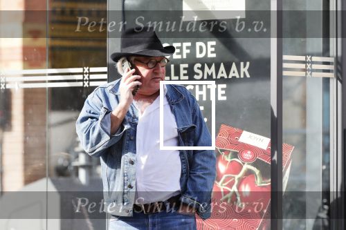 Amsterdam 3 oktober 2018
Youp v t Hek bellend op straat en wachtend op de tram.