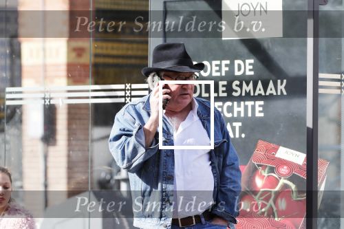 Amsterdam 3 oktober 2018
Youp v t Hek bellend op straat en wachtend op de tram.