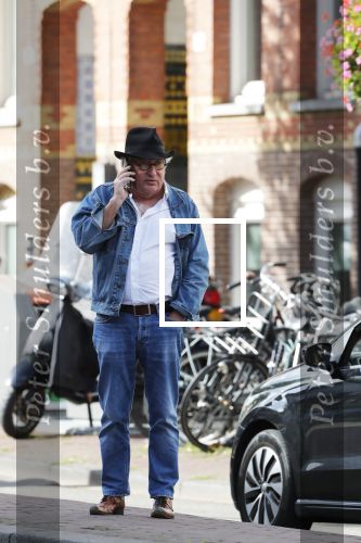 Amsterdam 3 oktober 2018
Youp v t Hek bellend op straat en wachtend op de tram.