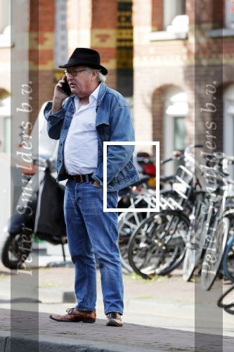 Amsterdam 3 oktober 2018
Youp v t Hek bellend op straat en wachtend op de tram.