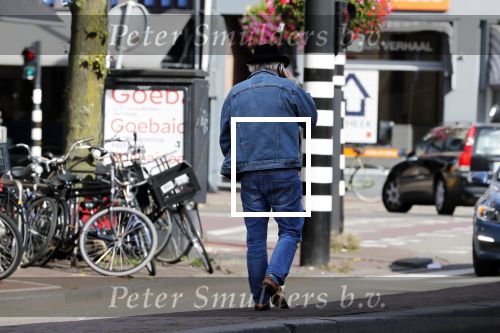 Amsterdam 3 oktober 2018
Youp v t Hek bellend op straat en wachtend op de tram.