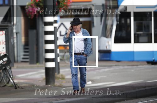 Amsterdam 3 oktober 2018
Youp v t Hek bellend op straat en wachtend op de tram.