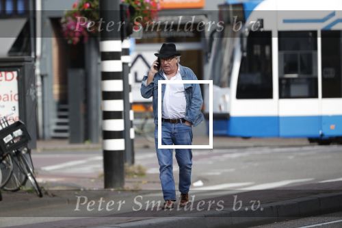 Amsterdam 3 oktober 2018
Youp v t Hek bellend op straat en wachtend op de tram.