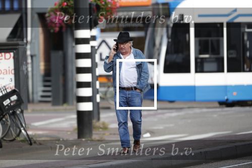 Amsterdam 3 oktober 2018
Youp v t Hek bellend op straat en wachtend op de tram.