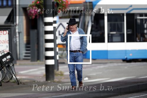 Amsterdam 3 oktober 2018
Youp v t Hek bellend op straat en wachtend op de tram.