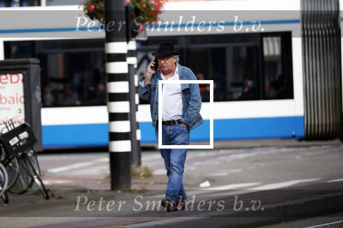 Amsterdam 3 oktober 2018
Youp v t Hek bellend op straat en wachtend op de tram.