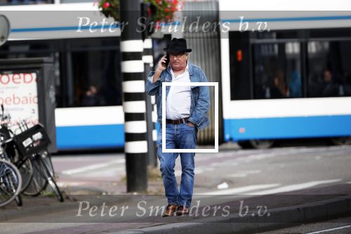 Amsterdam 3 oktober 2018
Youp v t Hek bellend op straat en wachtend op de tram.