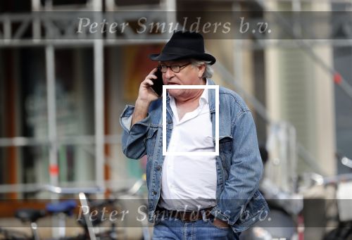 Amsterdam 3 oktober 2018
Youp v t Hek bellend op straat en wachtend op de tram.