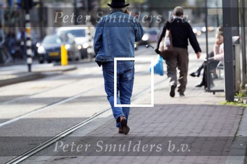 Amsterdam 3 oktober 2018
Youp v t Hek bellend op straat en wachtend op de tram.