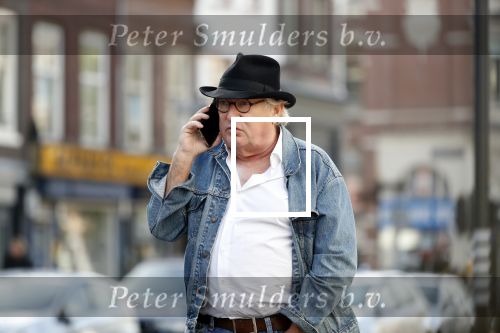 Amsterdam 3 oktober 2018
Youp v t Hek bellend op straat en wachtend op de tram.