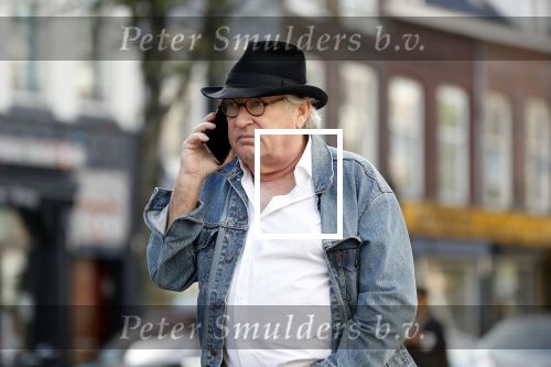 Amsterdam 3 oktober 2018
Youp v t Hek bellend op straat en wachtend op de tram.