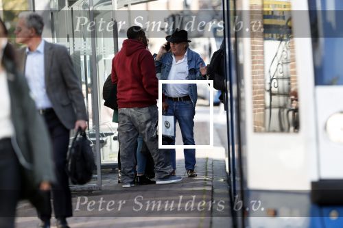 Amsterdam 3 oktober 2018
Youp v t Hek bellend op straat en wachtend op de tram.