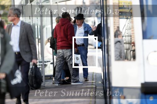 Amsterdam 3 oktober 2018
Youp v t Hek bellend op straat en wachtend op de tram.